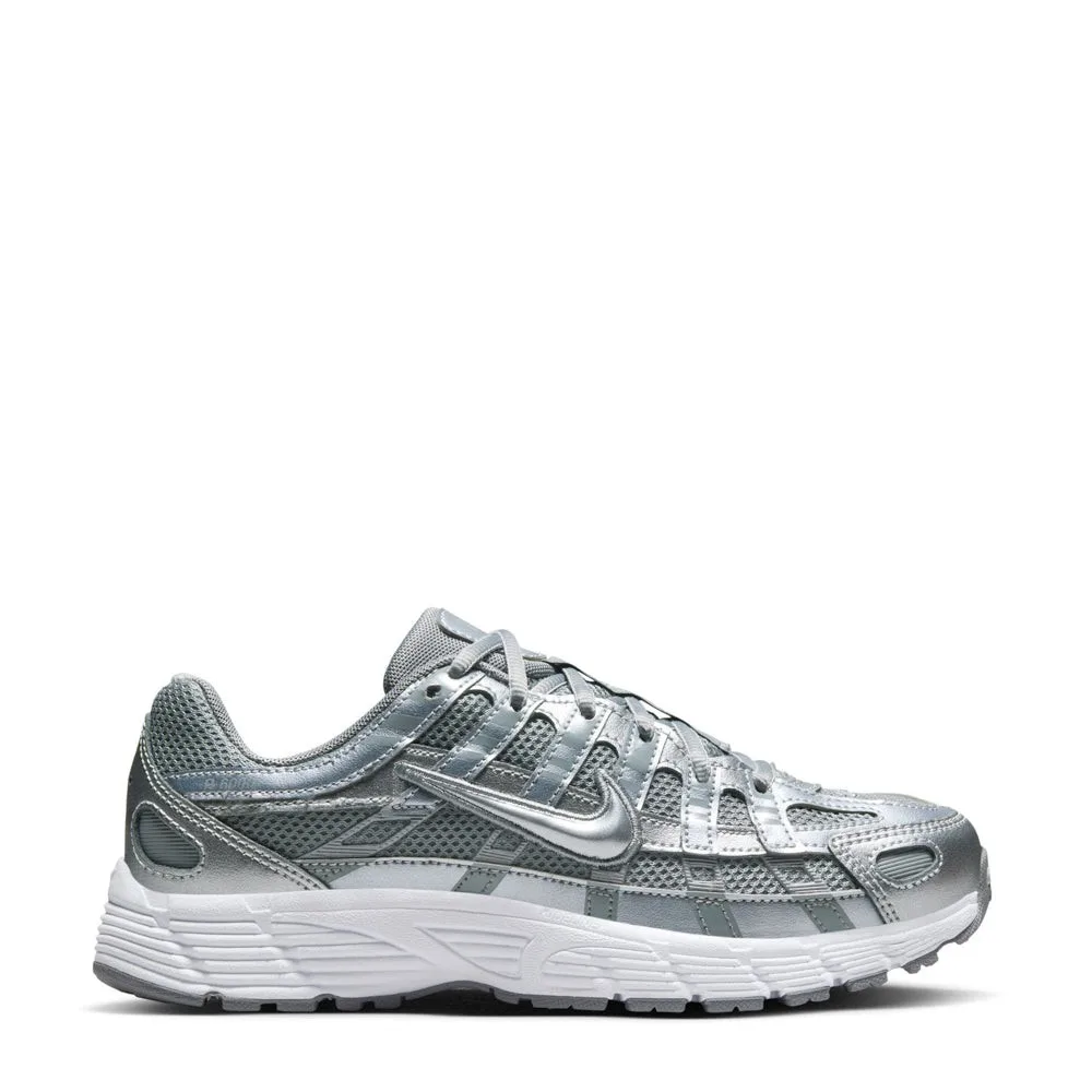 ZAPATILLAS NIKE P-6000 COLOR GRIS Y NEGRO, TALLA 6.5 EN JOVENES