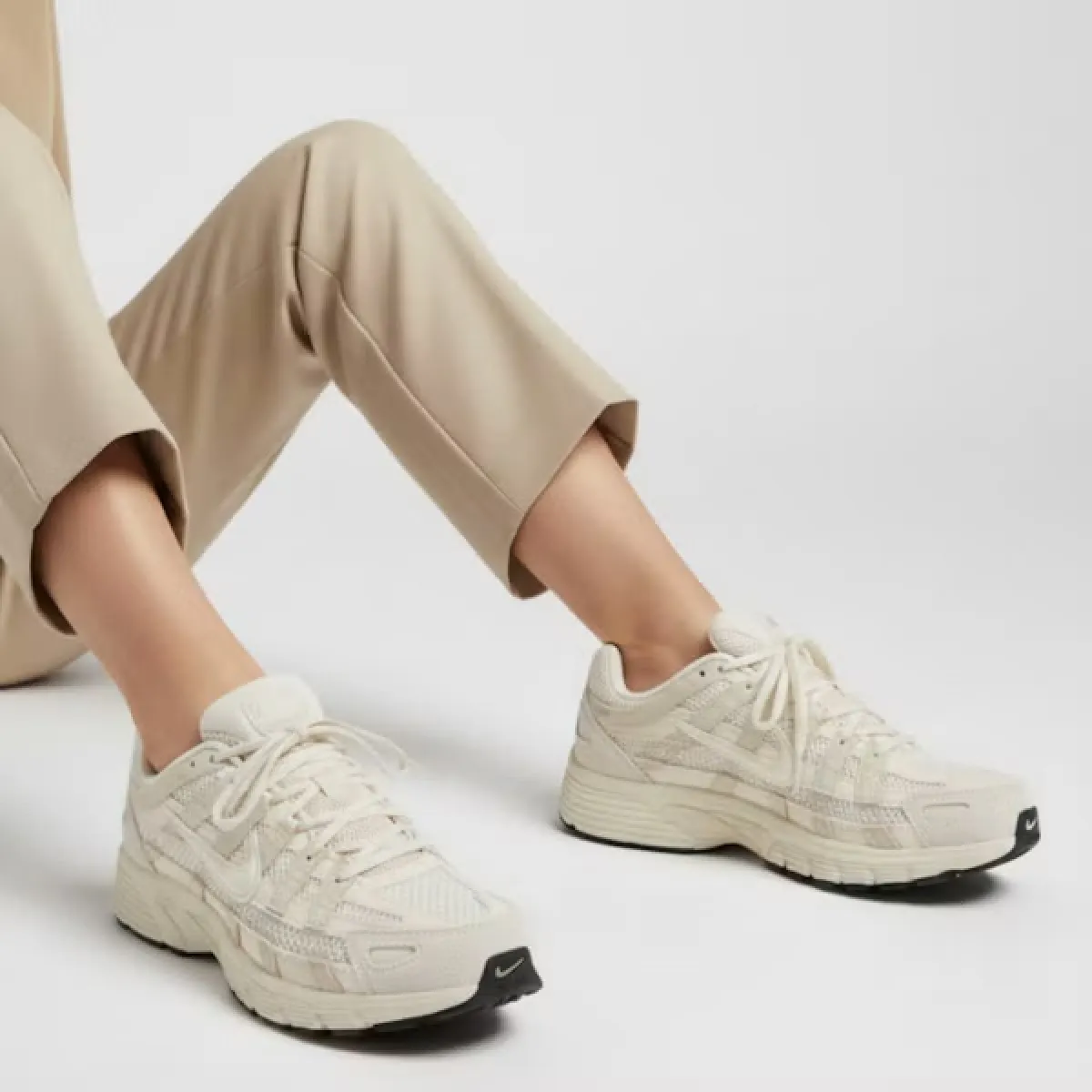 NIKE P-6000 SE PARA HOMBRE- BEIGE/NEGRO